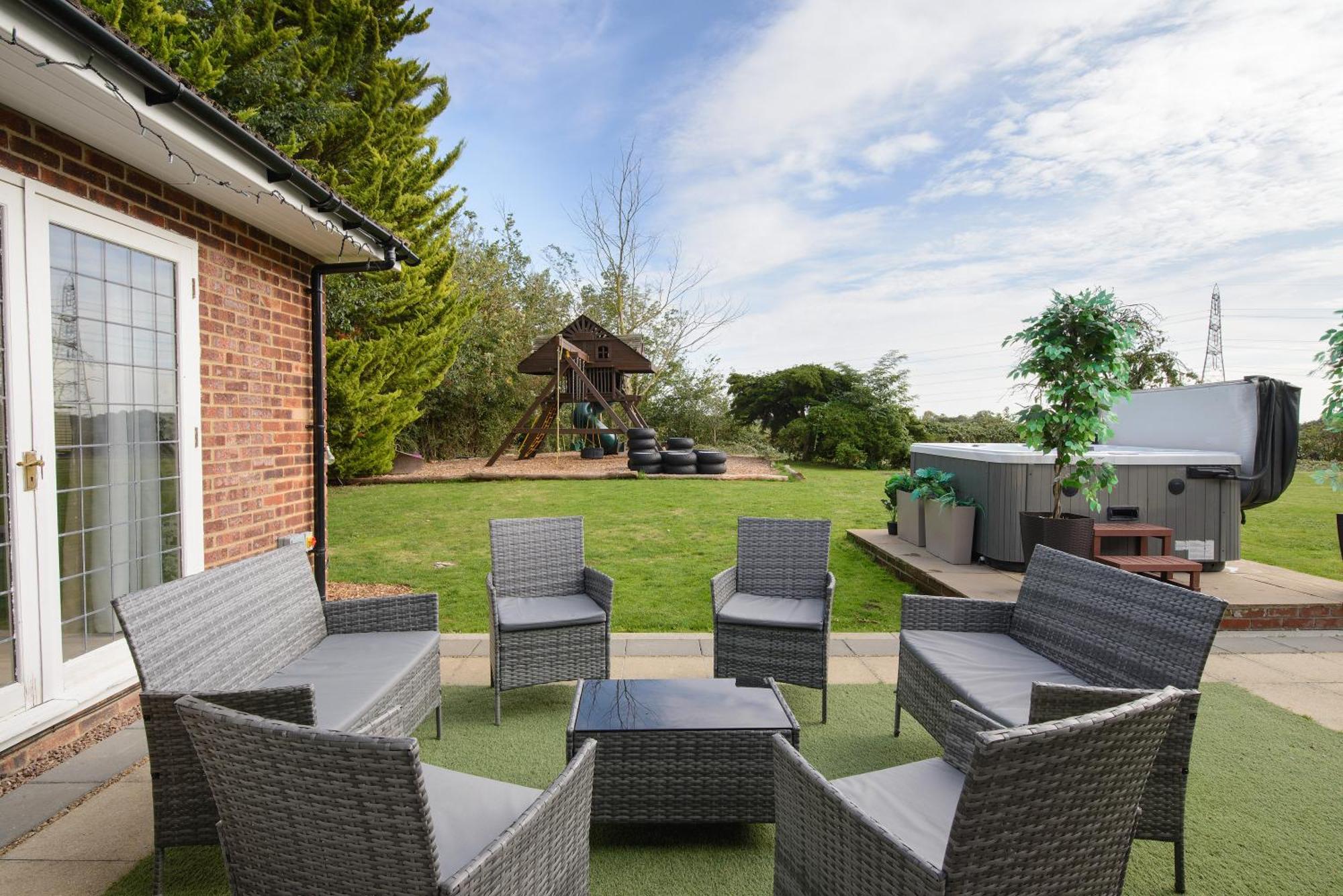 Deluxe 4 Or 5 Bed House With Hot Tub, Cinema Room Sleeps 15 Saffron Walden Exterior photo