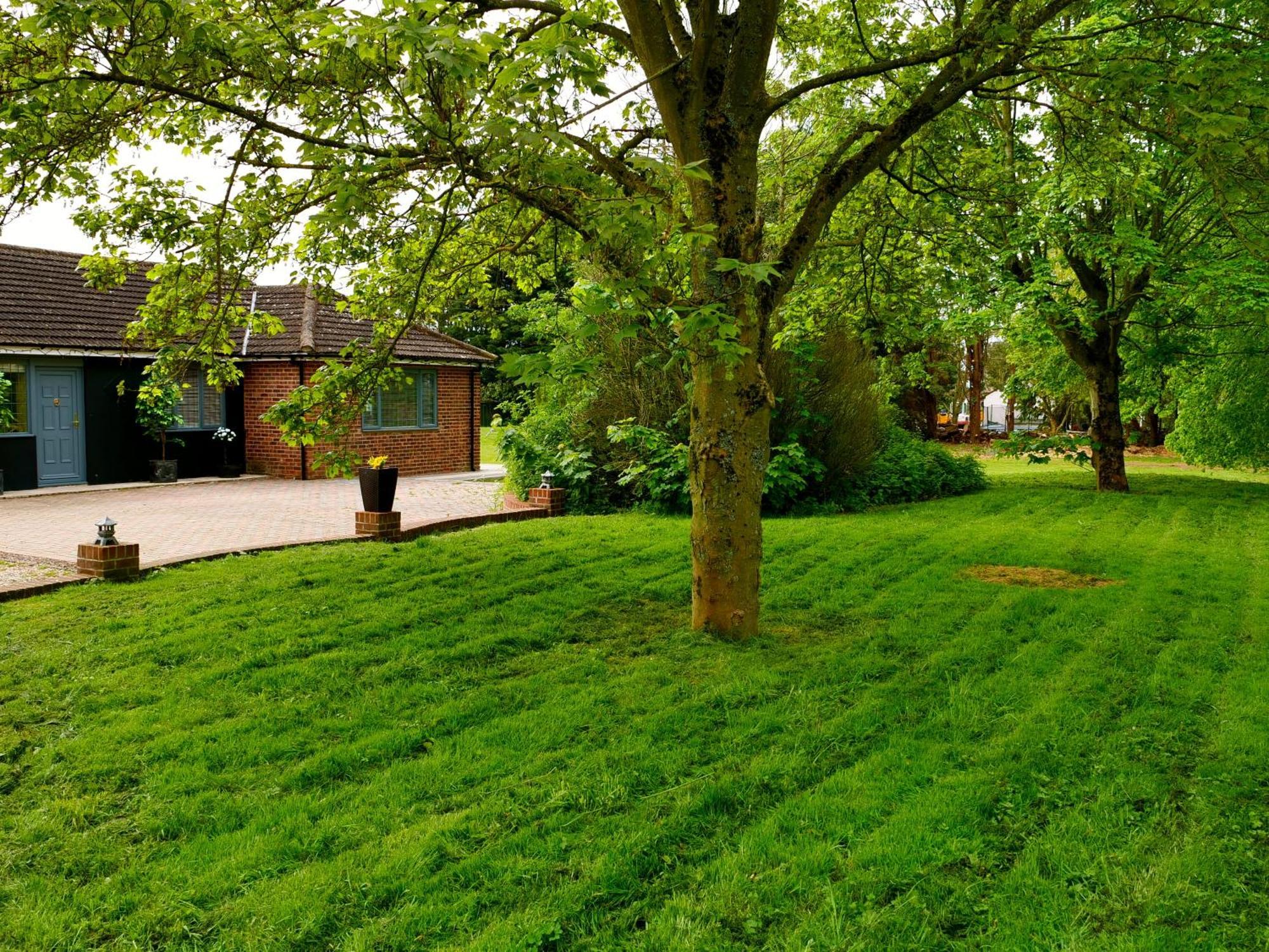 Deluxe 4 Or 5 Bed House With Hot Tub, Cinema Room Sleeps 15 Saffron Walden Exterior photo
