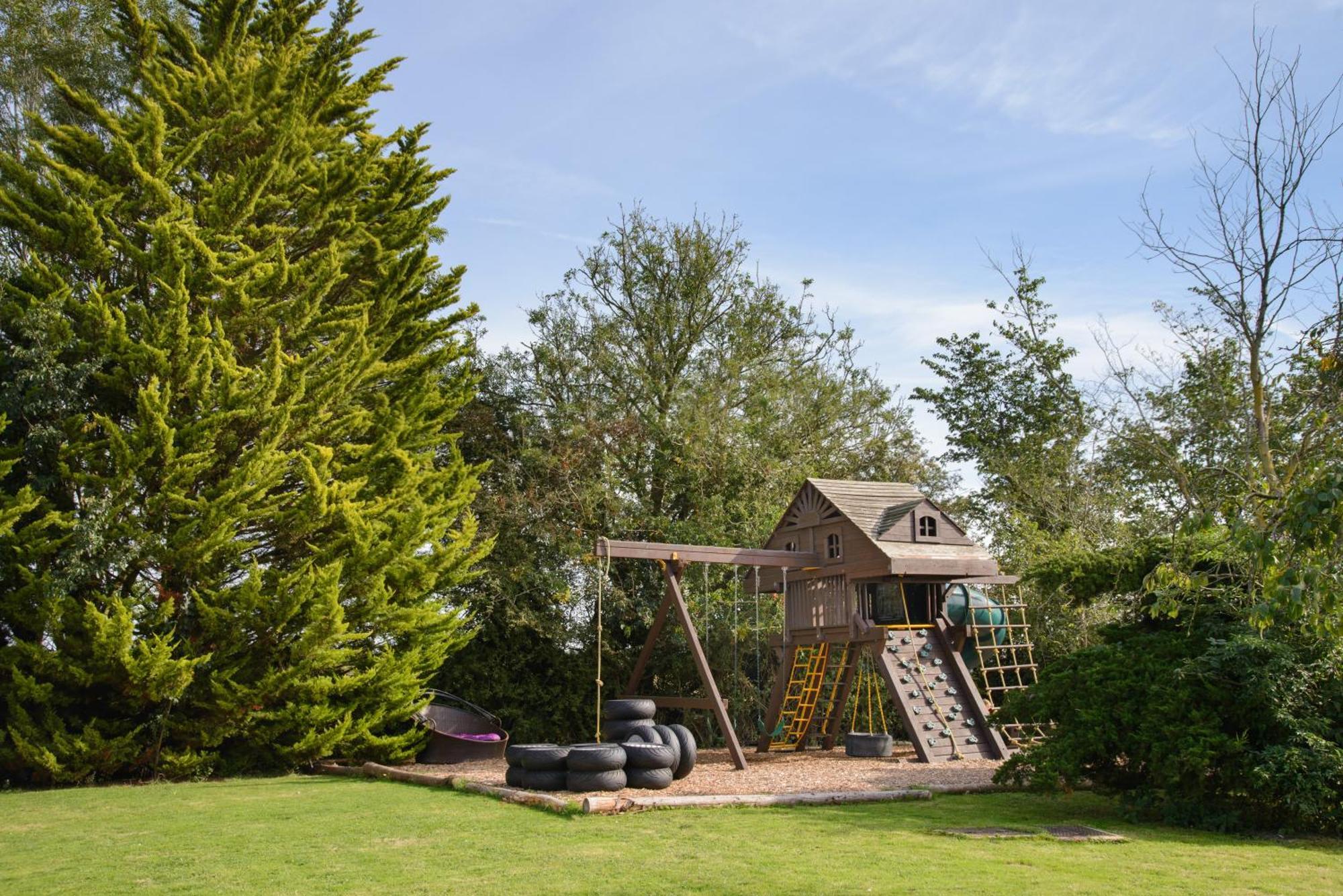 Deluxe 4 Or 5 Bed House With Hot Tub, Cinema Room Sleeps 15 Saffron Walden Exterior photo