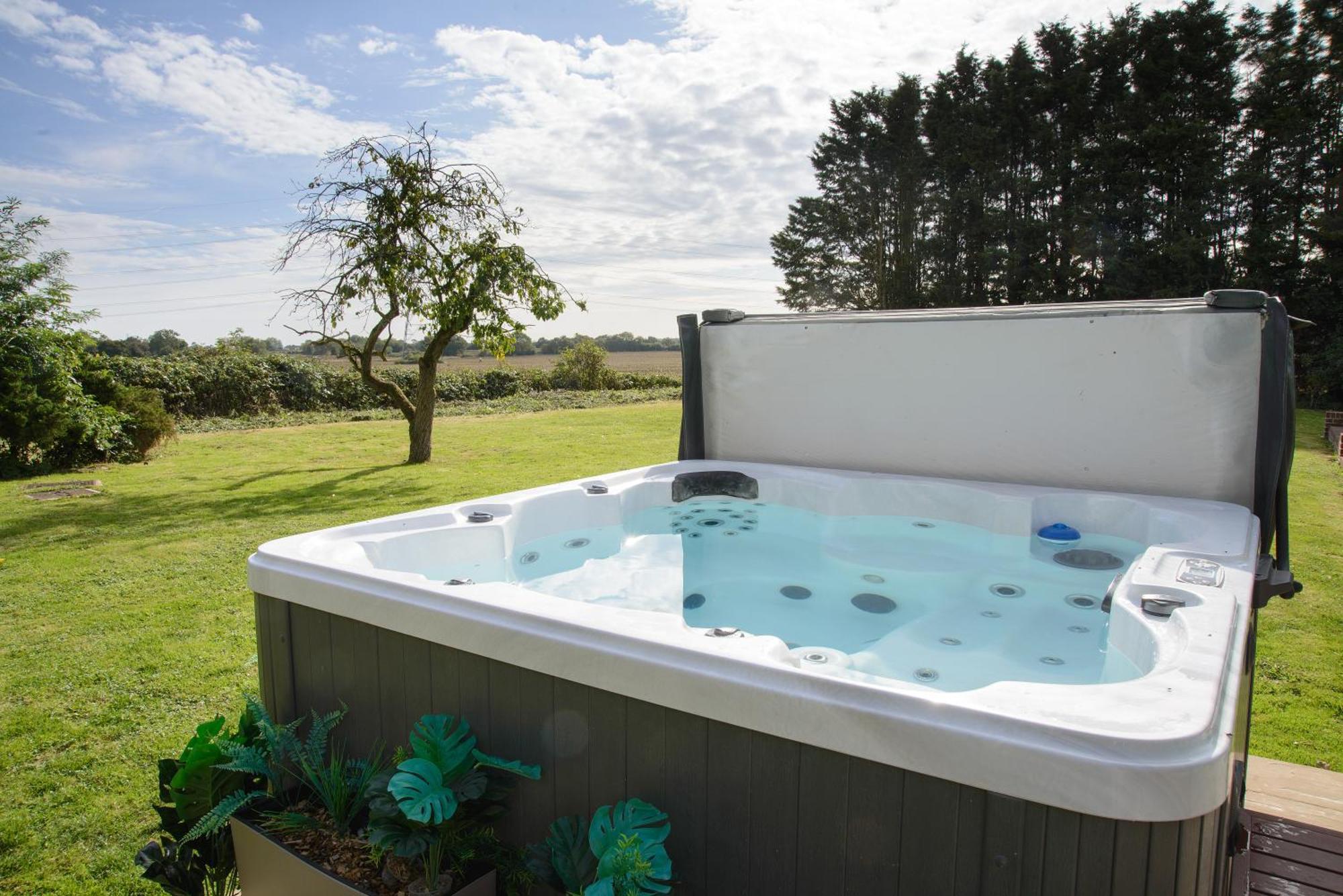 Deluxe 4 Or 5 Bed House With Hot Tub, Cinema Room Sleeps 15 Saffron Walden Exterior photo