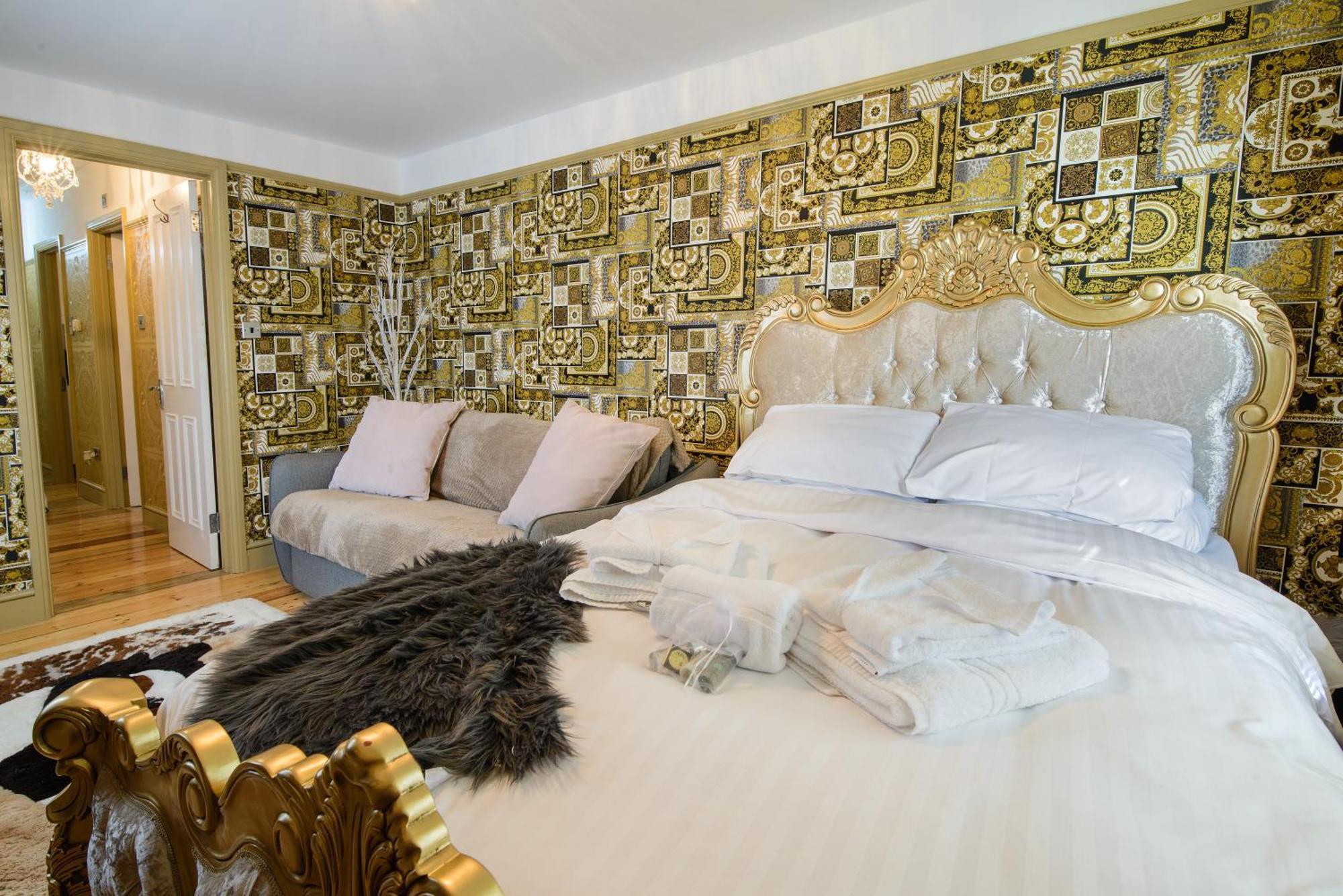 Deluxe 4 Or 5 Bed House With Hot Tub, Cinema Room Sleeps 15 Saffron Walden Exterior photo