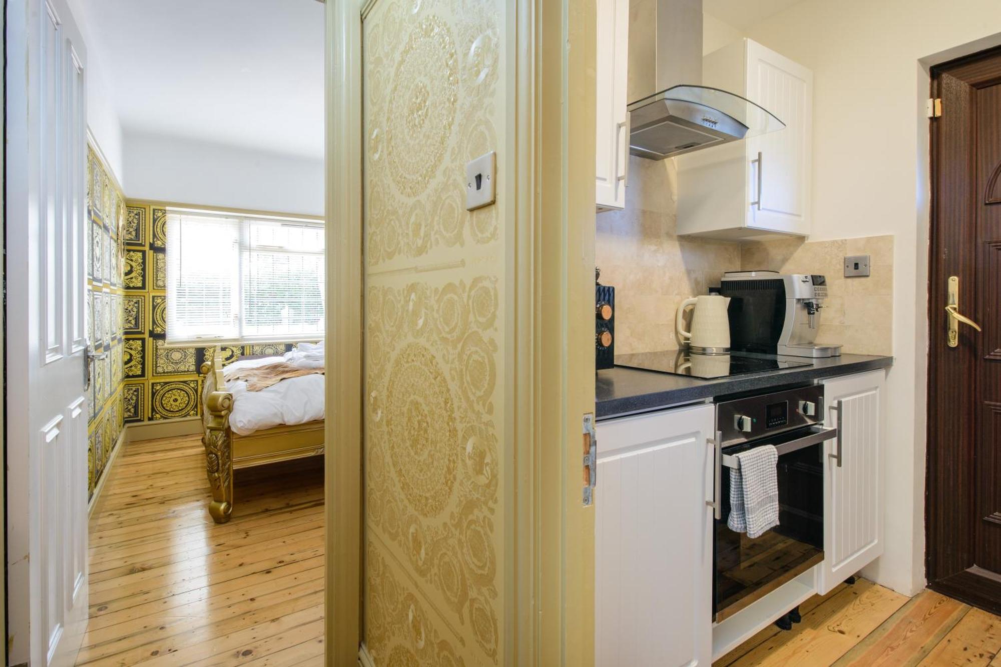 Deluxe 4 Or 5 Bed House With Hot Tub, Cinema Room Sleeps 15 Saffron Walden Exterior photo