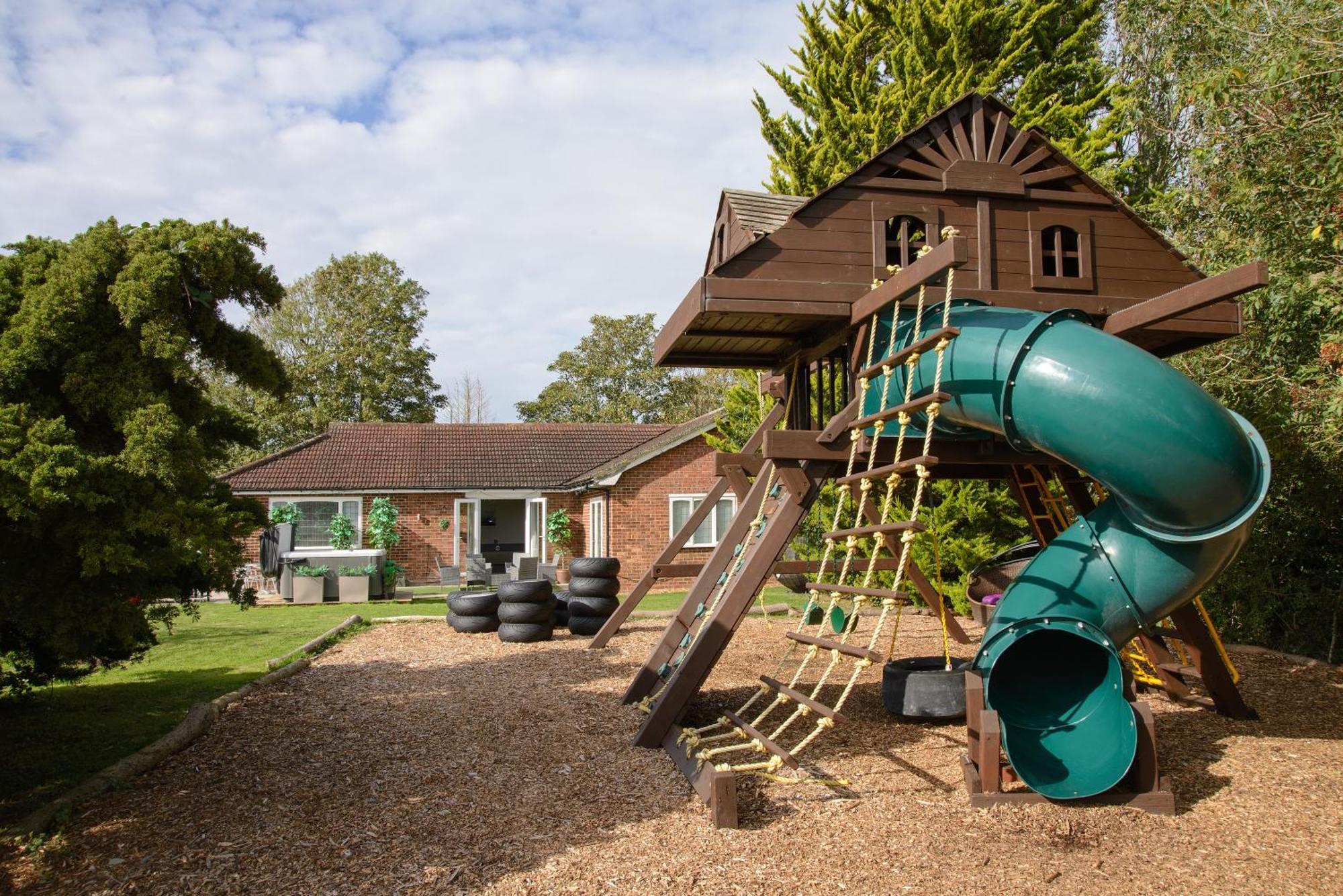 Deluxe 4 Or 5 Bed House With Hot Tub, Cinema Room Sleeps 15 Saffron Walden Exterior photo