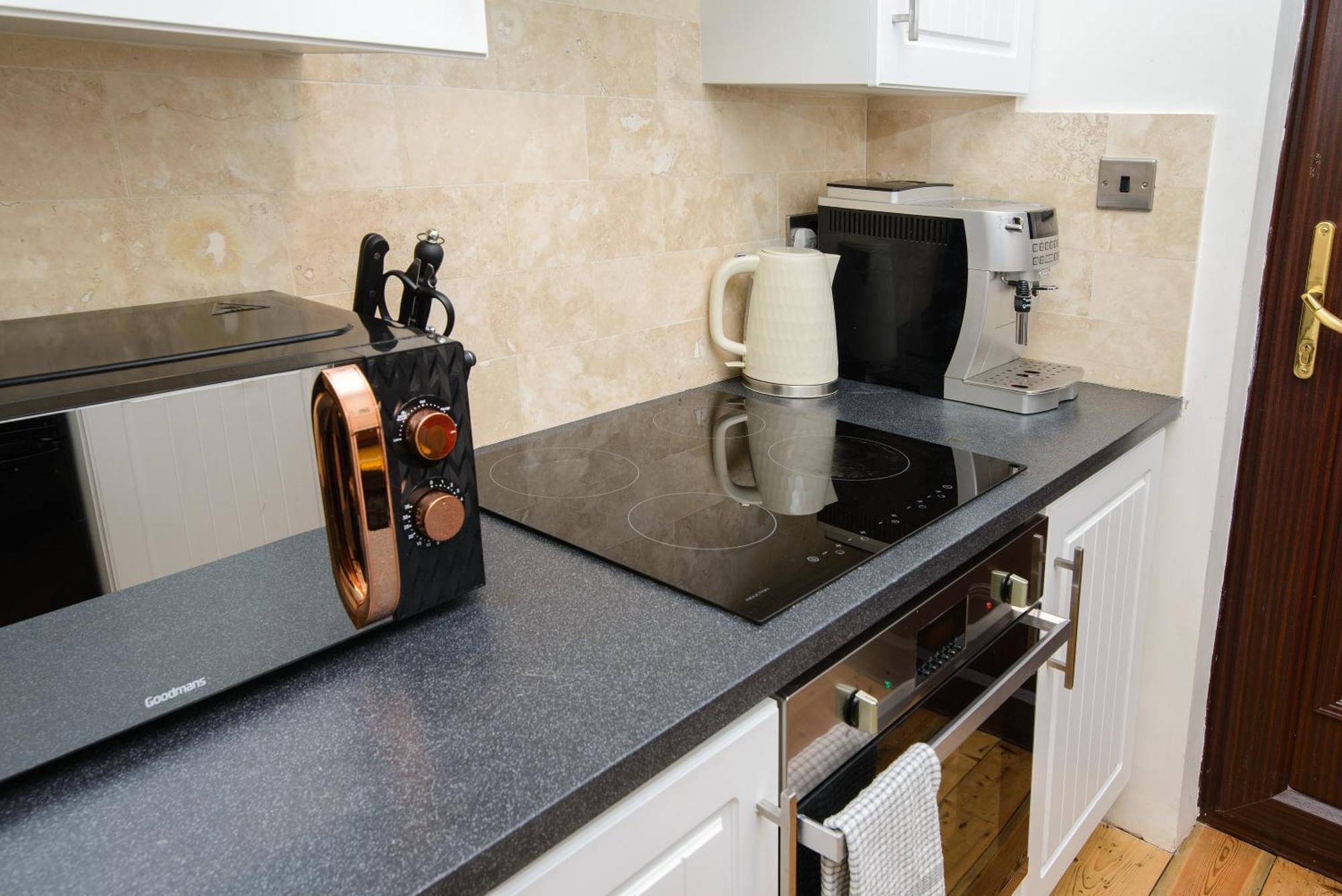 Deluxe 4 Or 5 Bed House With Hot Tub, Cinema Room Sleeps 15 Saffron Walden Exterior photo