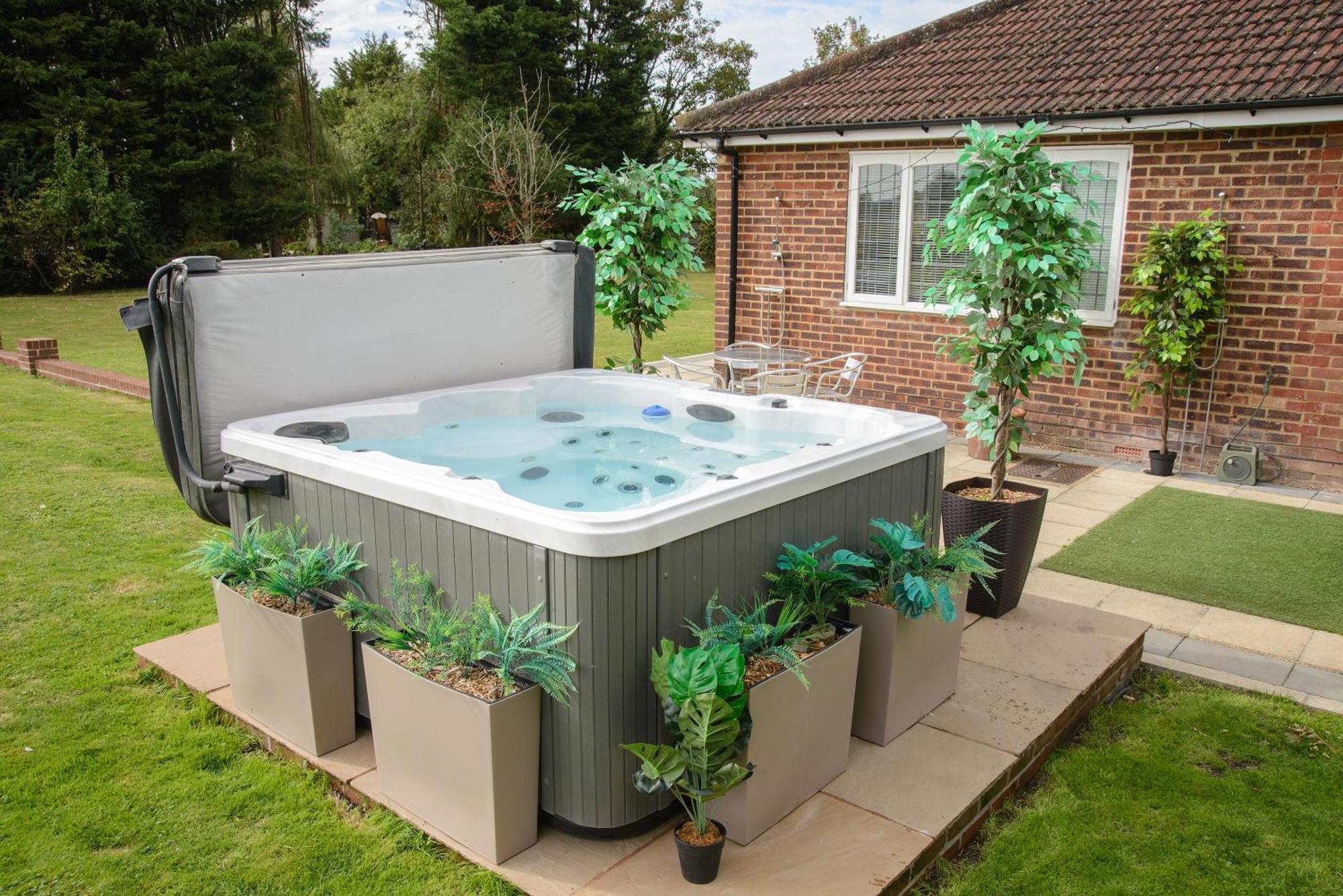 Deluxe 4 Or 5 Bed House With Hot Tub, Cinema Room Sleeps 15 Saffron Walden Exterior photo