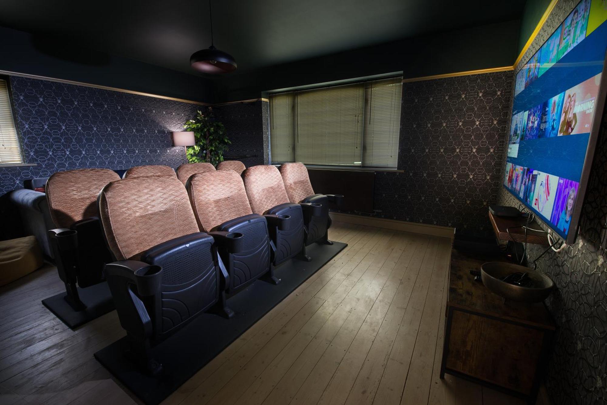 Deluxe 4 Or 5 Bed House With Hot Tub, Cinema Room Sleeps 15 Saffron Walden Exterior photo