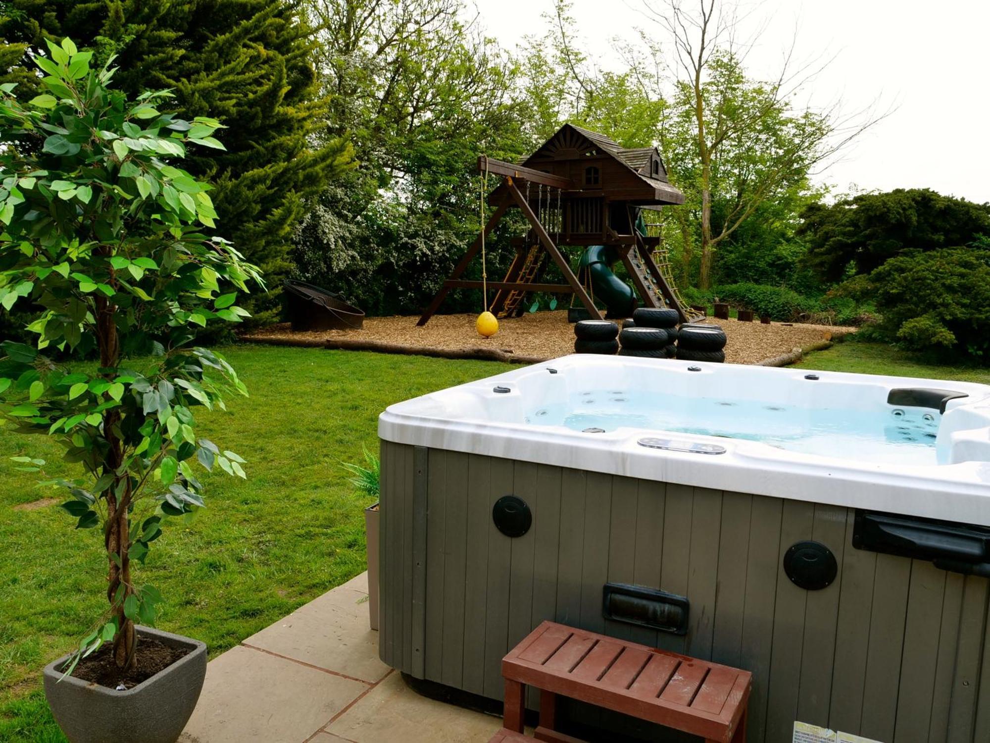 Deluxe 4 Or 5 Bed House With Hot Tub, Cinema Room Sleeps 15 Saffron Walden Exterior photo