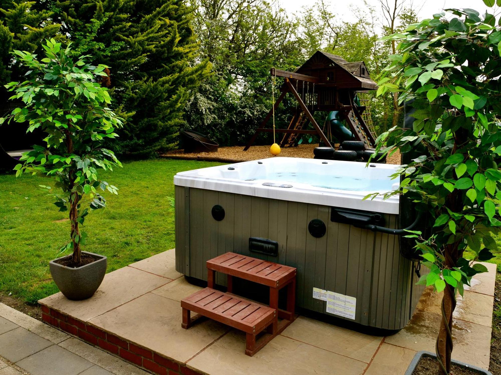 Deluxe 4 Or 5 Bed House With Hot Tub, Cinema Room Sleeps 15 Saffron Walden Exterior photo