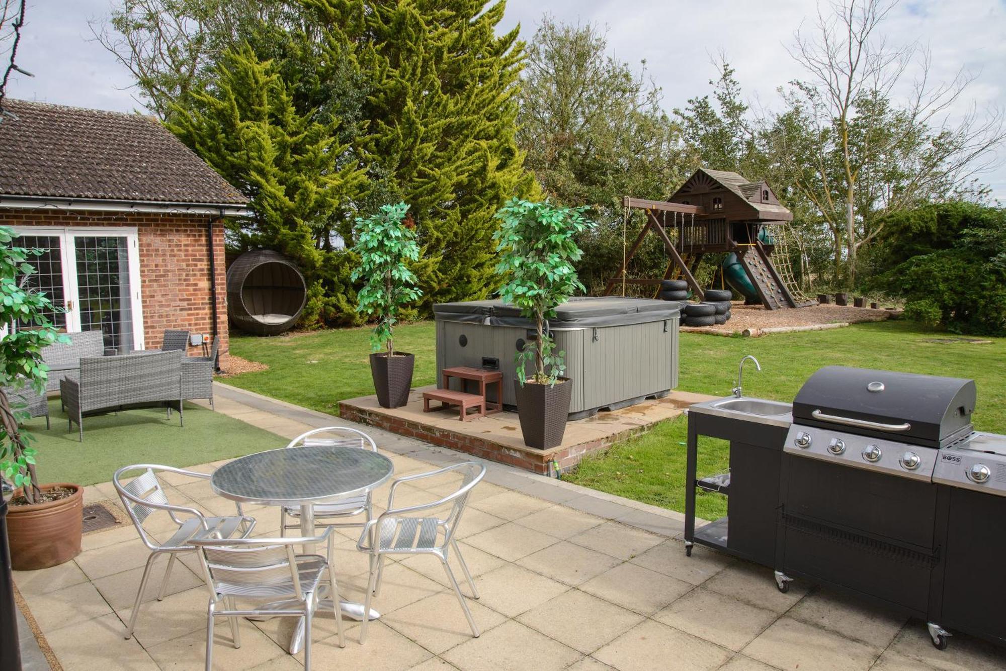 Deluxe 4 Or 5 Bed House With Hot Tub, Cinema Room Sleeps 15 Saffron Walden Exterior photo