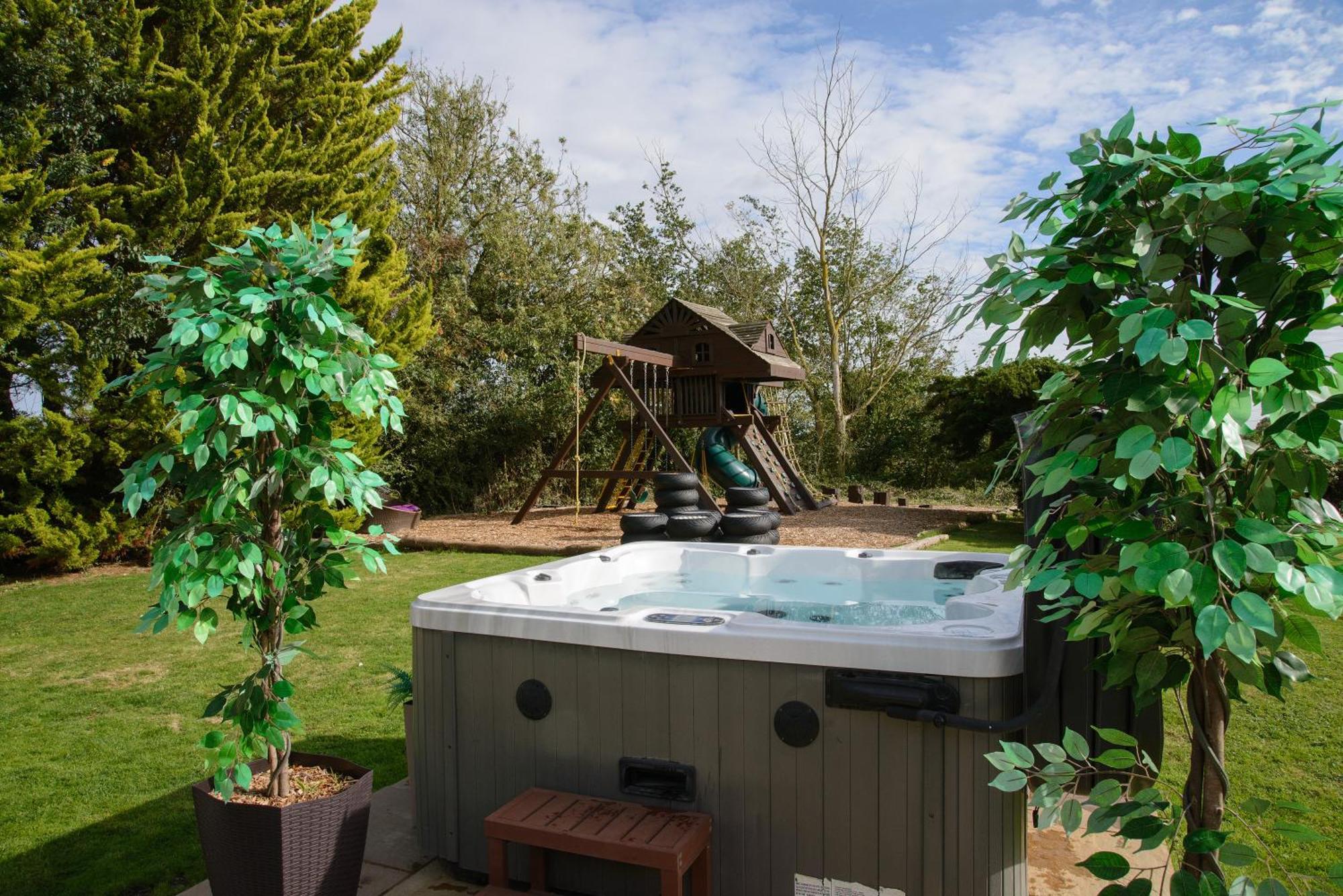 Deluxe 4 Or 5 Bed House With Hot Tub, Cinema Room Sleeps 15 Saffron Walden Exterior photo