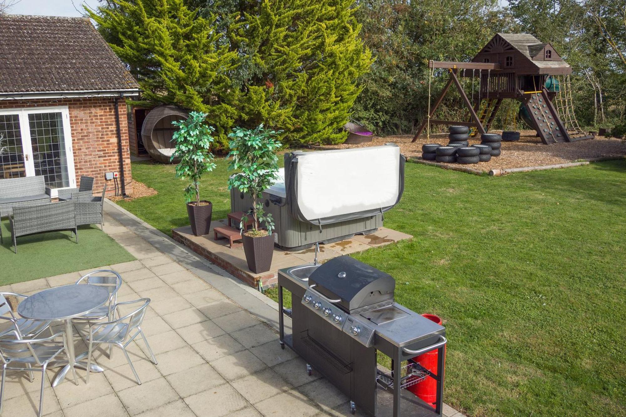 Deluxe 4 Or 5 Bed House With Hot Tub, Cinema Room Sleeps 15 Saffron Walden Exterior photo