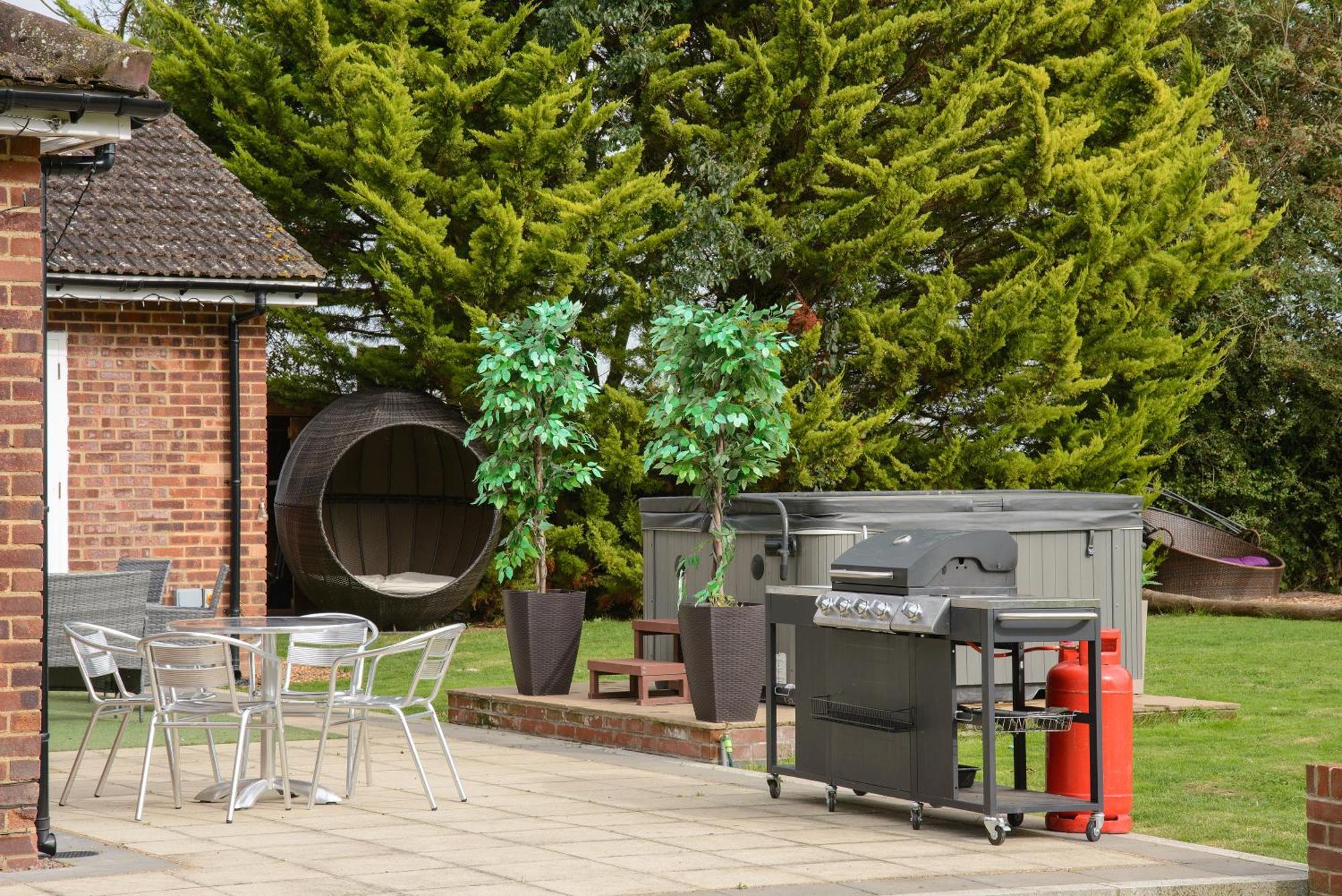 Deluxe 4 Or 5 Bed House With Hot Tub, Cinema Room Sleeps 15 Saffron Walden Exterior photo