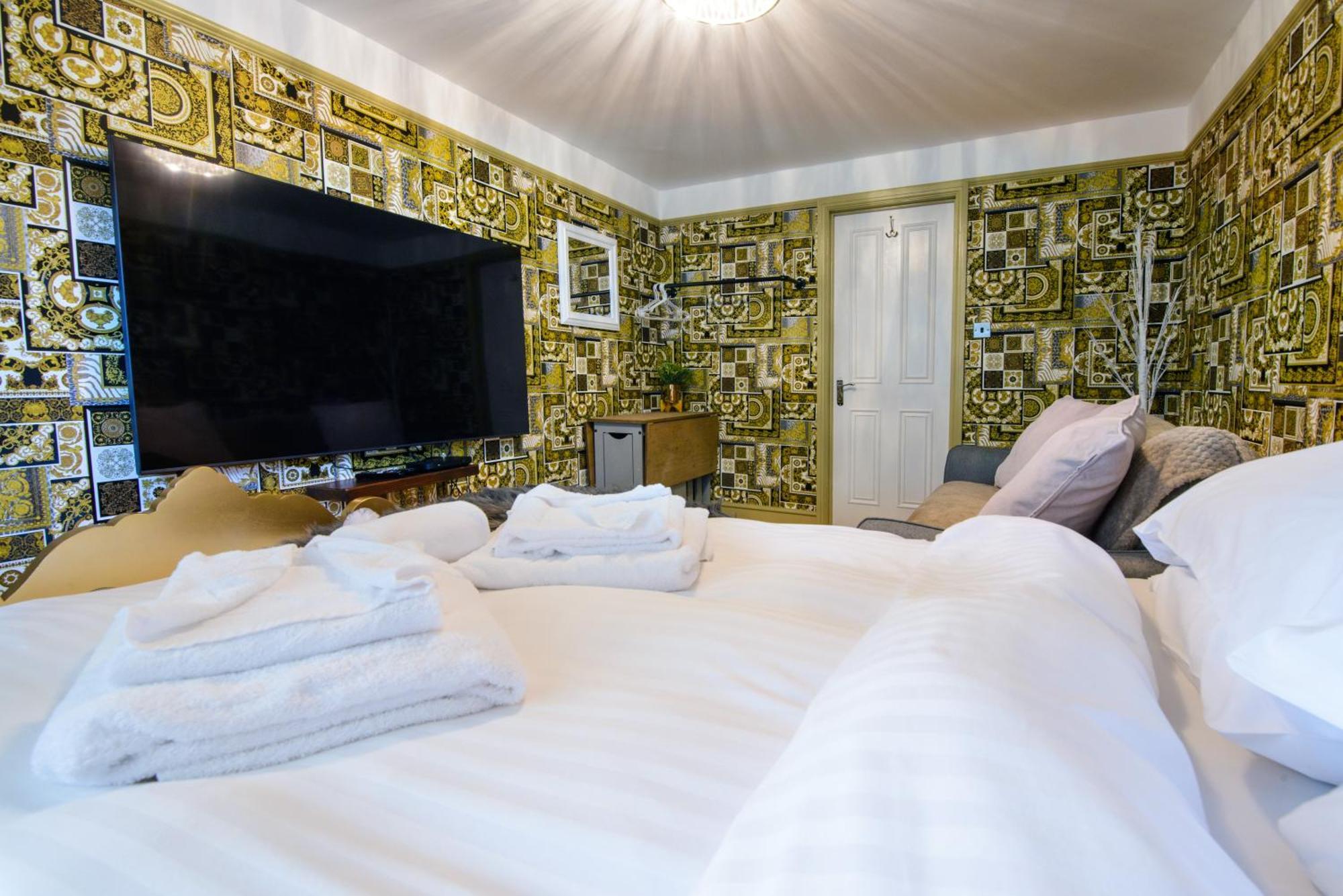 Deluxe 4 Or 5 Bed House With Hot Tub, Cinema Room Sleeps 15 Saffron Walden Exterior photo