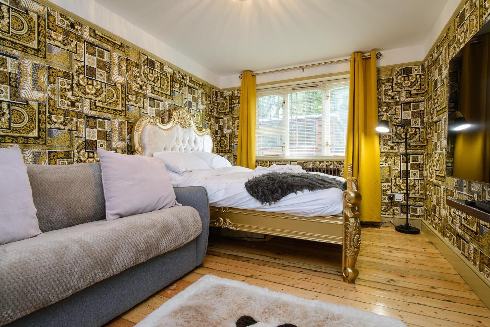 Deluxe 4 Or 5 Bed House With Hot Tub, Cinema Room Sleeps 15 Saffron Walden Exterior photo