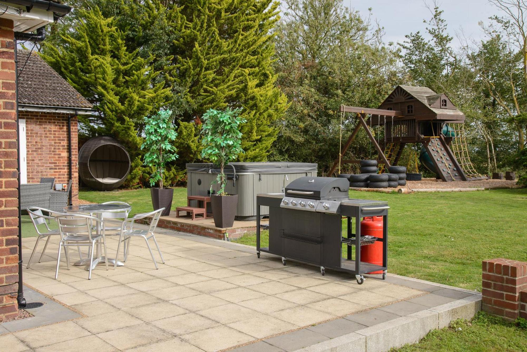 Deluxe 4 Or 5 Bed House With Hot Tub, Cinema Room Sleeps 15 Saffron Walden Exterior photo