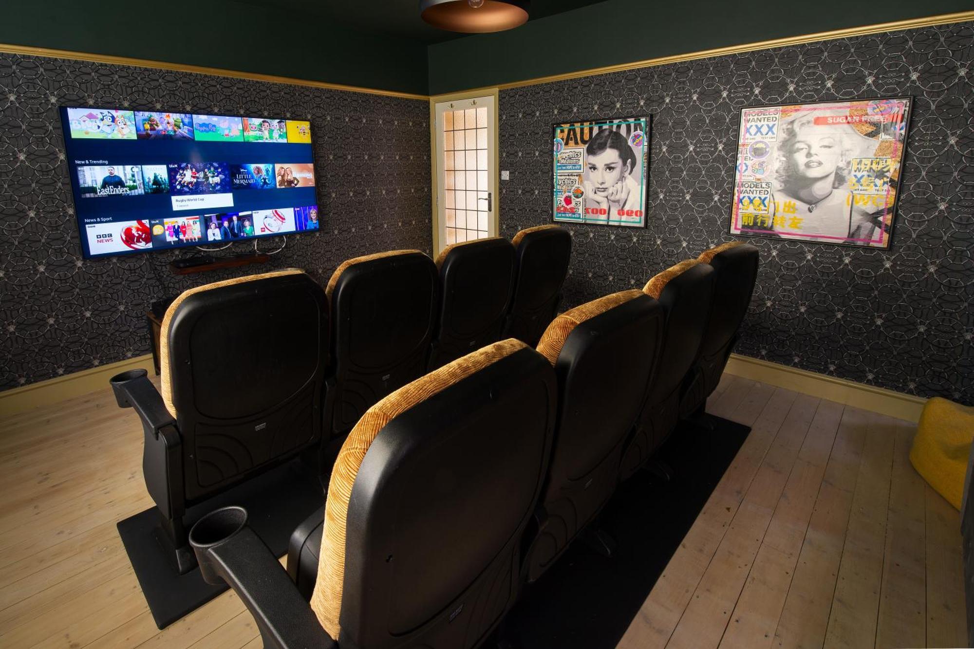 Deluxe 4 Or 5 Bed House With Hot Tub, Cinema Room Sleeps 15 Saffron Walden Exterior photo