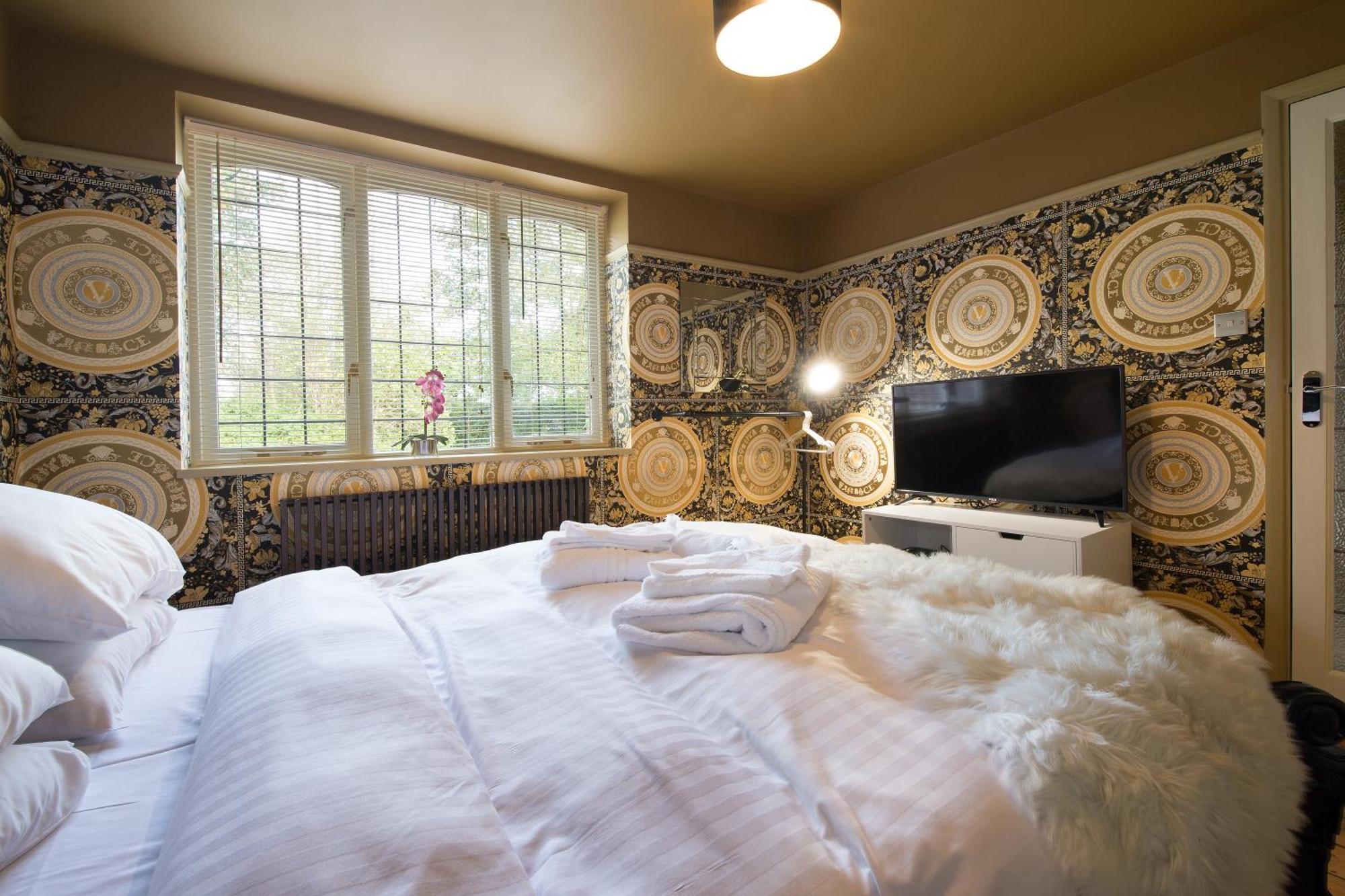 Deluxe 4 Or 5 Bed House With Hot Tub, Cinema Room Sleeps 15 Saffron Walden Exterior photo